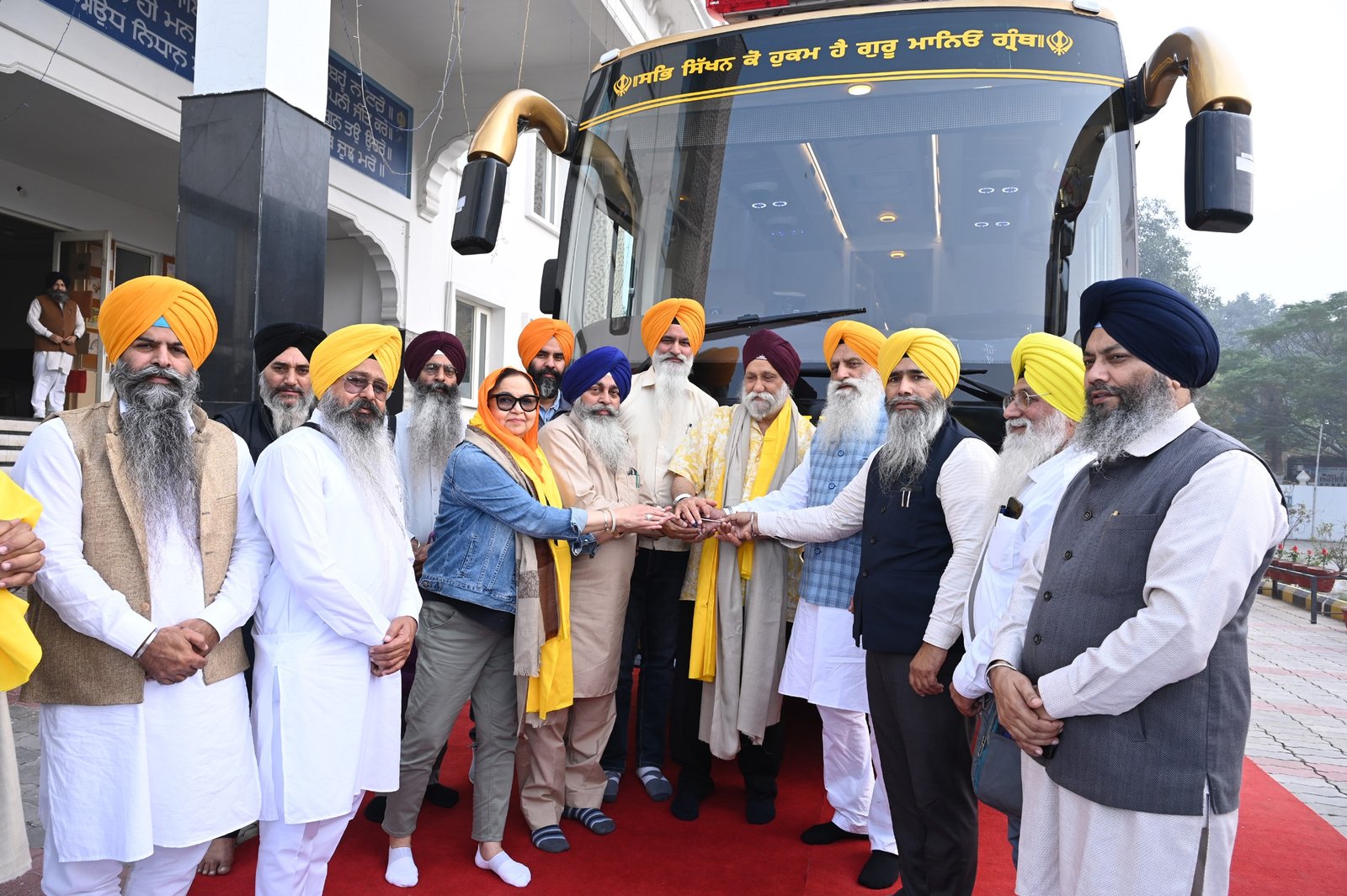 ਆਸਟ੍ਰੇਲੀਆ ਦੇ ਸ਼ਰਧਾਲੂ ਪਰਿਵਾਰ ਨੇ ਸ੍ਰੀ ਗੁਰੂ ਗ੍ਰੰਥ ਸਾਹਿਬ ਜੀ ਦੇ ਪਾਵਨ ਸਰੂਪਾਂ ਵਾਲੀ ਬੱਸ ਸ਼੍ਰੋਮਣੀ ਕਮੇਟੀ ਨੂੰ ਕੀਤੀ ਭੇਟ