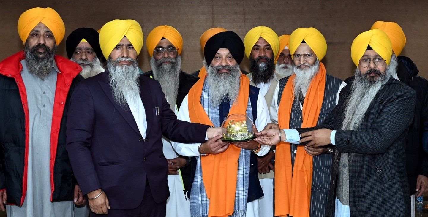ਸ਼੍ਰੋਮਣੀ ਕਮੇਟੀ ਦੇ ਸੇਵਾਮੁਕਤ ਹੋਏ ਕਰਮਚਾਰੀਆਂ ਨੂੰ ਕੀਤਾ ਗਿਆ ਸਨਮਾਨਿਤ