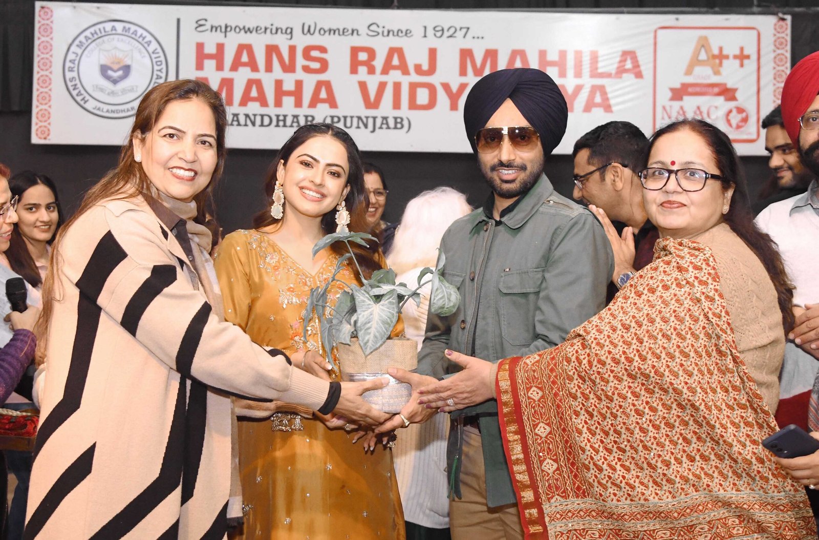Star Cast of “Hoshiar Singh” Visited HMV