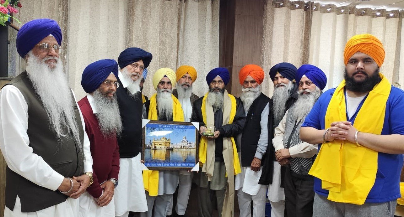 ਲੰਗਰ ਸ੍ਰੀ ਗੁਰੂ ਰਾਮਦਾਸ ਜੀ ਵਿਖੇ ਸ਼ਰਧਾਲੂ ਪਰਿਵਾਰ ਵੱਲੋਂ ਪੰਜ ਹਜ਼ਾਰ ਥਾਲੀਆਂ ਤੇ ਹੋਰ ਸਮਾਨ ਭੇਟ