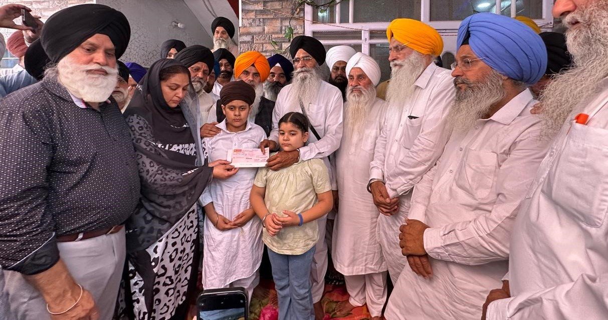 ਪੁੰਛ ’ਚ ਹਮਲੇ ਦੌਰਾਨ ਮਾਰੇ ਗਏ ਚਾਰ ਸਿੱਖਾਂ ਦੇ ਪਰਿਵਾਰਾਂ ਨੂੰ ਮਿਲਣ ਪੁੱਜੇ ਐਡਵੋਕੇਟ ਹਰਜਿੰਦਰ ਸਿੰਘ ਧਾਮੀ