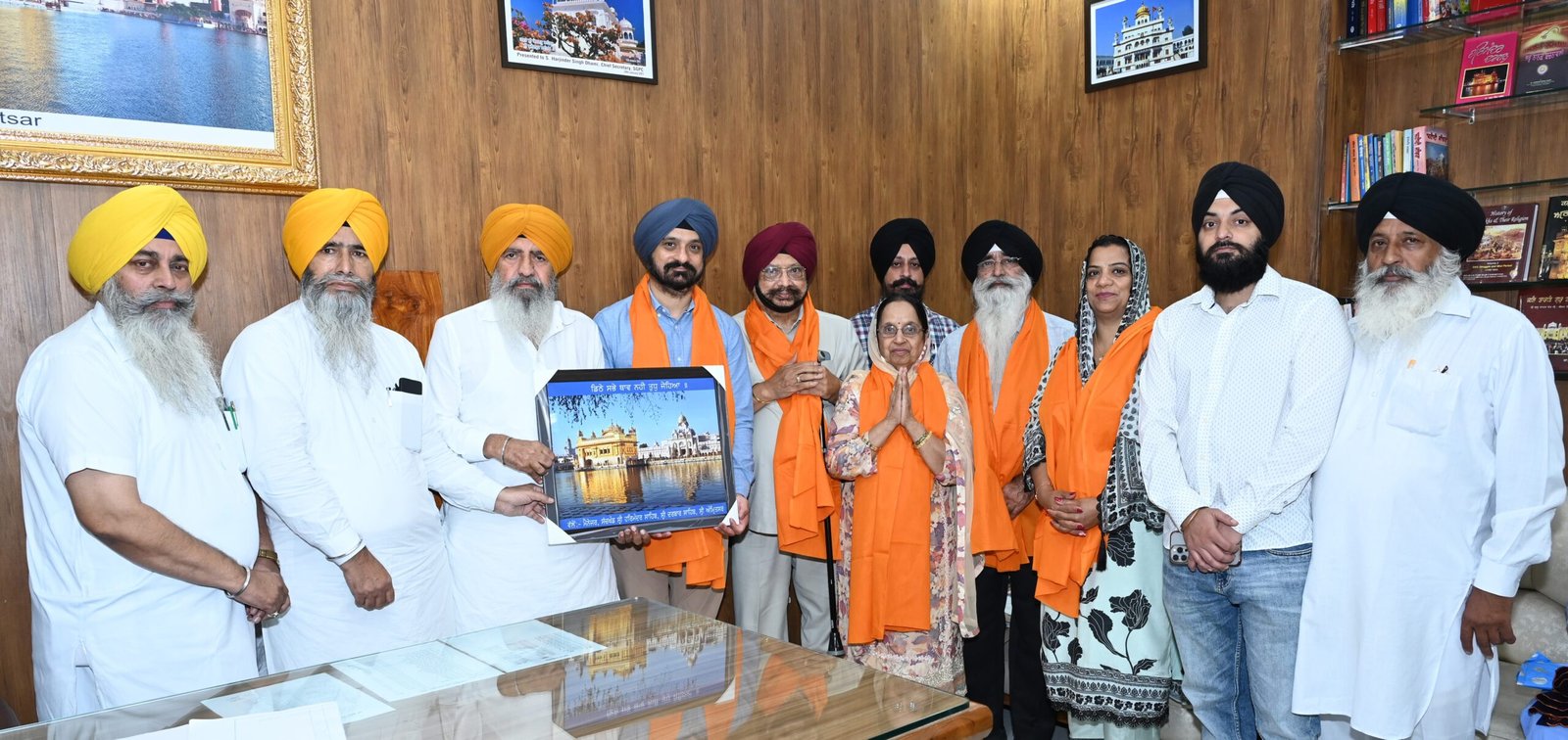 ਸ੍ਰੀ ਦਰਬਾਰ ਸਾਹਿਬ ਵਿਖੇ ਨਤਸਮਤਕ ਹੋਣ ਪੁੱਜੇ ਡਾਕਟਰ ਮਨਦੀਪ ਸਿੰਘ ਦਾ ਸ਼੍ਰੋਮਣੀ ਕਮੇਟੀ ਦਫ਼ਤਰ ਵਿਖੇ ਸਨਮਾਨ