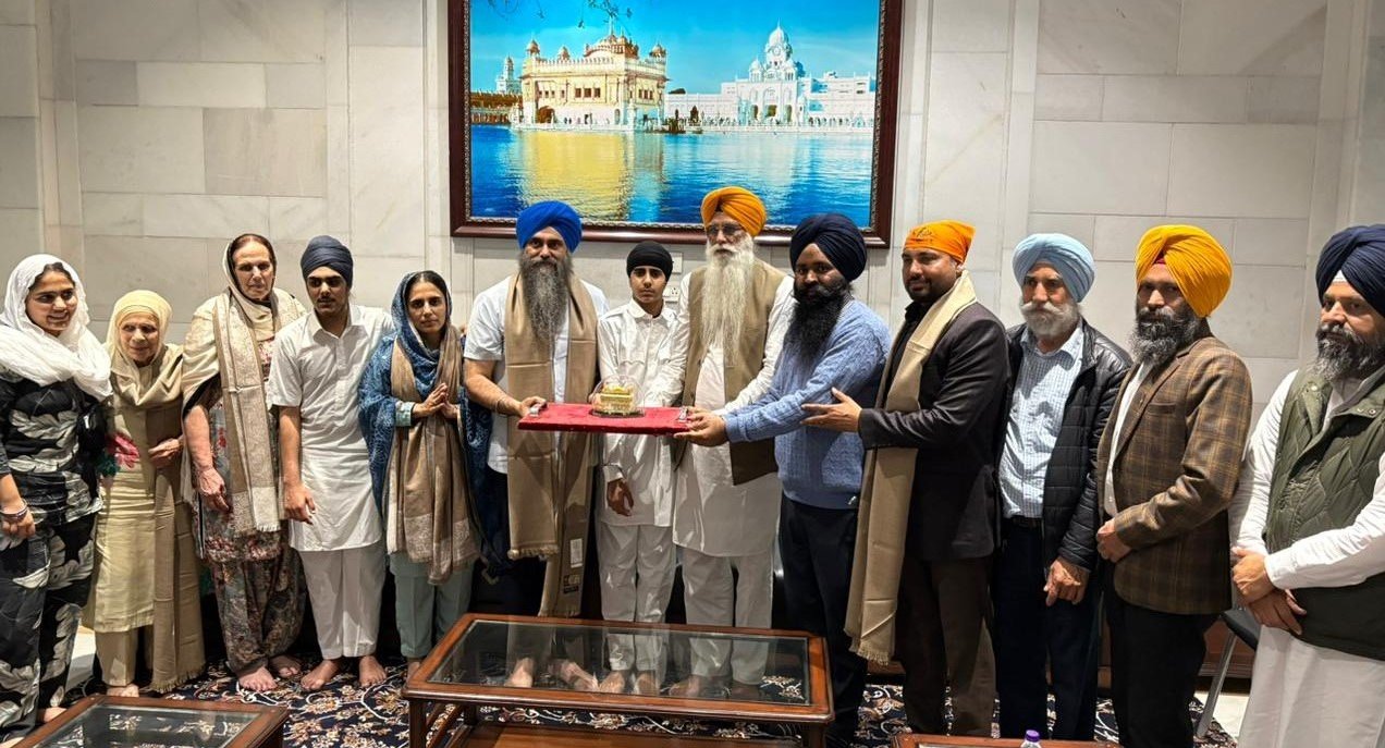 ਕੈਨੇਡਾ ਦੇ ਐਮ.ਪੀ. ਸ. ਟਿਮ ਸਿੰਘ ਉੱਪਲ ਨੇ ਸੱਚਖੰਡ ਸ੍ਰੀ ਹਰਿਮੰਦਰ ਸਾਹਿਬ ਵਿਖੇ ਨਸਮਸਤਕ ਹੋ ਕੇ ਸ਼ਰਧਾ ਪ੍ਰਗਟਾਈ