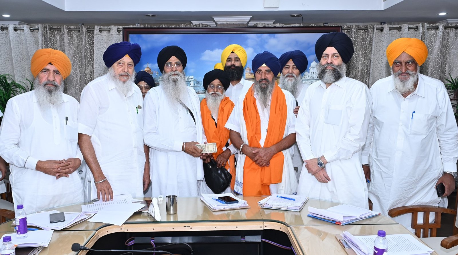 ਲੰਗਰ ਸ੍ਰੀ ਗੁਰੂ ਰਾਮਦਾਸ ਜੀ ਲਈ ਸ. ਬਲਬੀਰ ਸਿੰਘ ਯੂਐਸਏ ਤੇ ਸ. ਸੁਰਜੀਤ ਸਿੰਘ ਵੱਲੋਂ 2 ਲੱਖ 21 ਹਜ਼ਾਰ ਦੀ ਨਗਦ ਰਾਸ਼ੀ ਭੇਟ