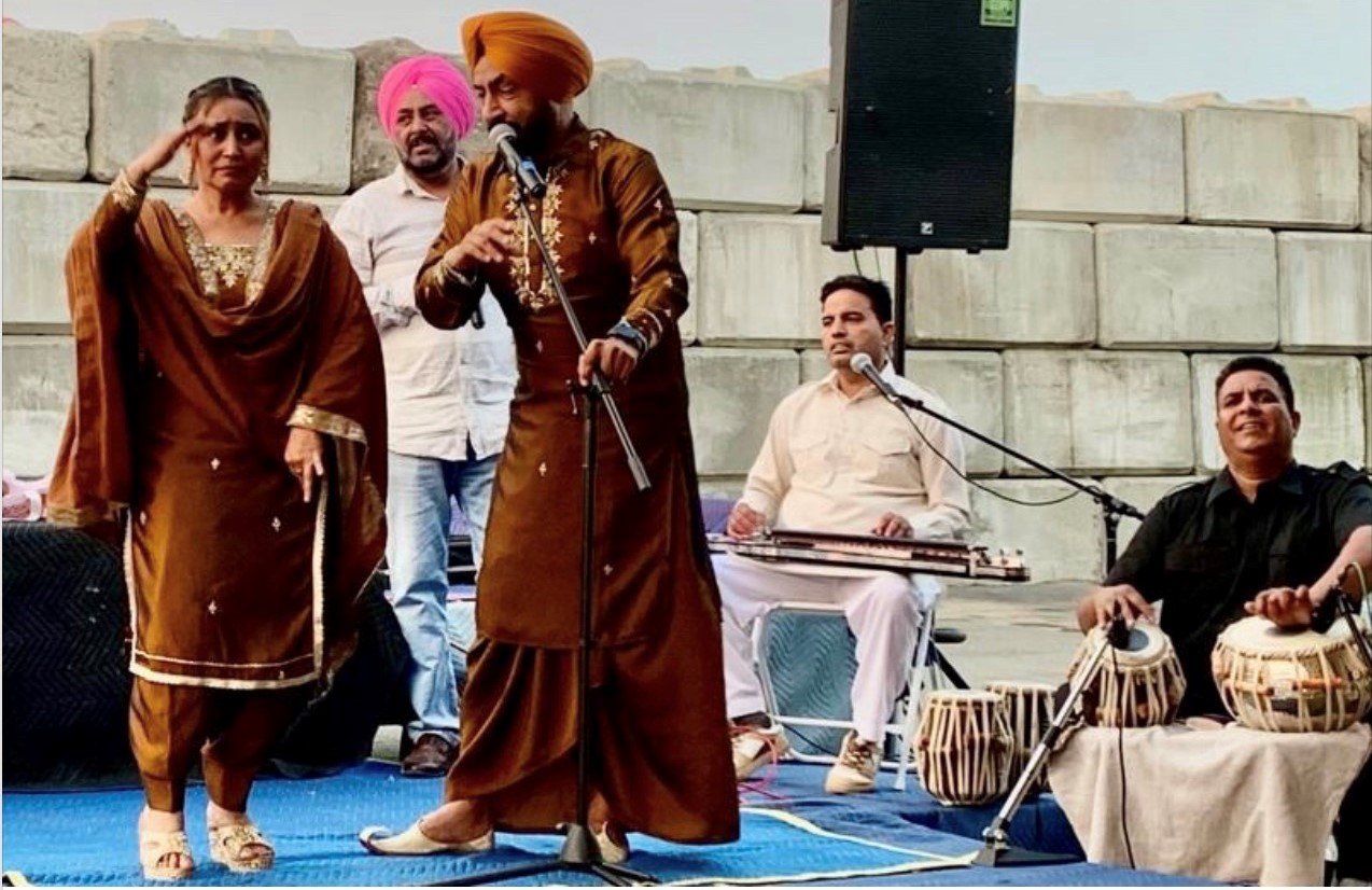 ਖੋਸਾ ਫਾਰਮ ਸਰੀ ਵਿਖੇ ਹਰਿੰਦਰ ਸੰਧੂ ਤੇ ਅਮਨ ਧਾਲੀਵਾਲ ਨੇ ਬੰਨ੍ਹਿਆ ਸੁਰਾਂ ਦਾ ਰੰਗ